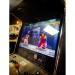 Borne d’arcade multi-jeux rétro – Écran 22″, PandoraBox GX 4300 jeux, 2 joueurs – Design noir inspiré années 80 – Image 4