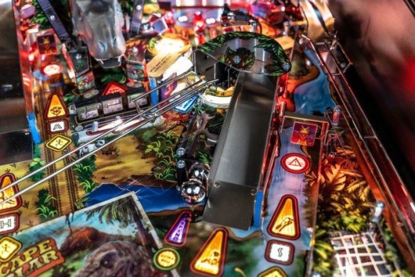 g Flipper Stern Jurassic Park – Machine à Billes Électronique Thématique avec Écrans HD & Éléments Interactifs – Image 1